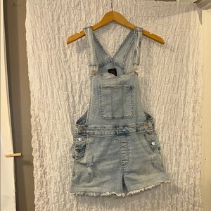 No Boundaries: Denim Distressed Short Overalls, Size: M (7-9)